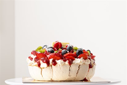 Šventinė arbatėlė su „Pavlova“ desertu