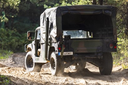 Vairuok karinį visureigį „Humvee M988“