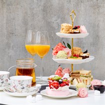 Šventinė arbatėlė su „Pavlova“ desertu