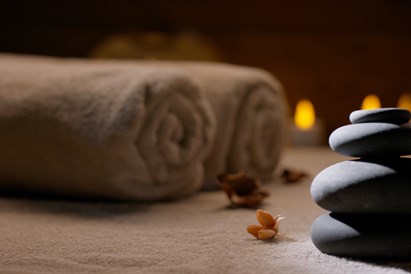 Viso kūno masažas su šiltais akmenimis