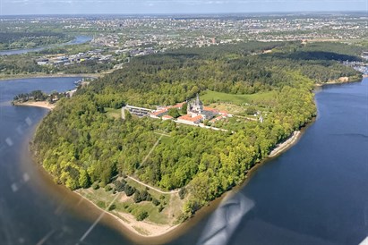 Skrydis virš Pažaislio vienuolyno ir Kauno marių