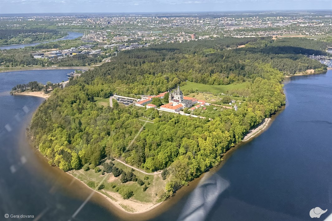 Skrydis virš Pažaislio vienuolyno ir Kauno marių