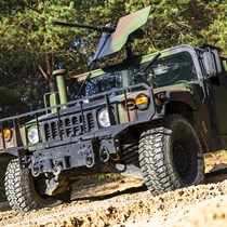 Vairuok karinį visureigį M1123