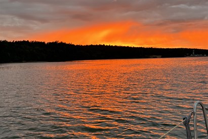 Saulės palydėjimas plaukiant jachta