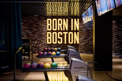 Boulingo žaidimas grupei sporto bare „OʼLearys“