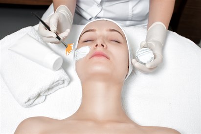 Valomoji ir atkuriamoji veido procedūra