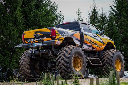Bernvakaris / mergvakaris su MONSTER TRUCK