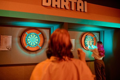 Interaktyvus smiginio žaidimas grupei