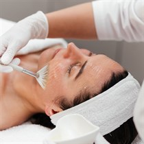 Jauninamoji veido procedūra su gintaro rūgštimi