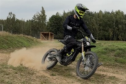 Pasivažinėjimas trasoje elektriniu motociklu