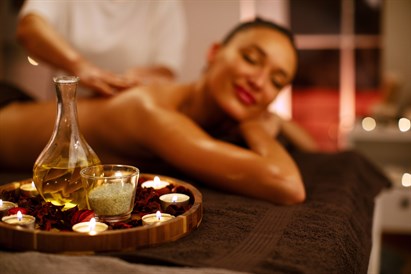 Aromaterapinis masažas su eteriniu aliejumi 