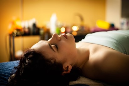 Atpalaiduojamasis kūno masažas + veido masažas