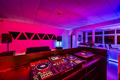 Profesionali DJ pamoka studijoje