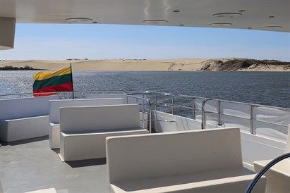 Plaukimas laivu Kuršių mariose iš Nidos