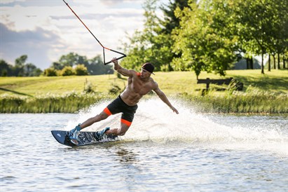 Apsilankymas vandenlenčių parke „Wake & Jump“