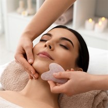 Stangrinamasis veido masažas su GUA SHA