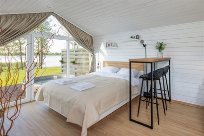 Nakvynė namelyje su sūkurine vonia