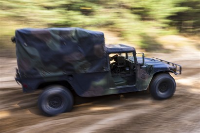 Vairuok karinį visureigį „Humvee M988“