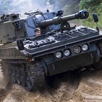 Vairuok savaeigę haubicą