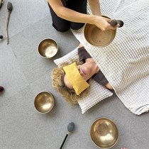 Giliai atpalaiduojanti garsų terapija