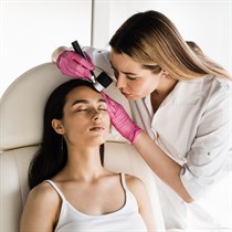 Dermatologo konsultacija su dermatoskopu