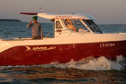 Plaukimas kateriu Kuršių mariose iš Nidos