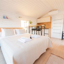 Nakvynė namelyje su sūkurine vonia