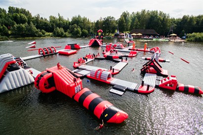 Pašėlusios pramogos vandens batutų parke