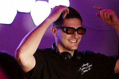 Mergvakaris arba bernvakaris DJ studijoje