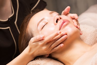 Drėkinamoji veido procedūra + dovana