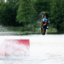 Vandens pramogos vandenlenčių parke WAKE INN