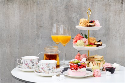 Šventinė arbatėlė su „Pavlova“ desertu