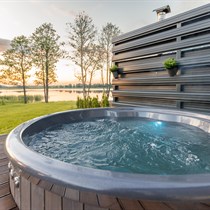 2 nakvynių poilsis namelyje + sūkurinė vonia