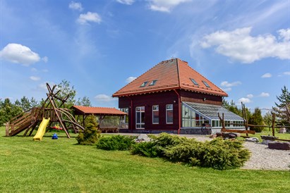 Poilsis namelyje su pirtimi prie ežero šeimai