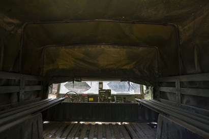 Vairuok karinį visureigį „Humvee M988“