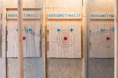 1 val. kirvių mėtymas