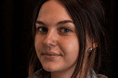 Auskaro vėrimas su adata veido srityje
