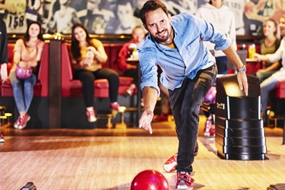 Boulingo žaidimas grupei sporto bare „OʼLearys“