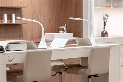 Manikiūras su ilgalaikiu lakavimu + masažas AKSOMINĖS RANKOS