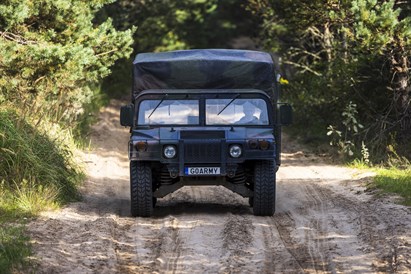 Vairuok karinį visureigį „Humvee M988“