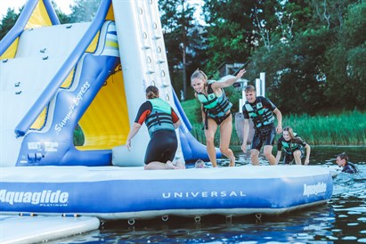 Pašėlusios pramogos vandens batutų parke