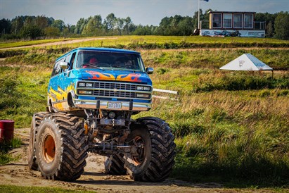„Monster Truck“ vs „Monster Bus“ – išbandyk abu!