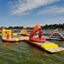 Pramogos vandens batutų parke dviem