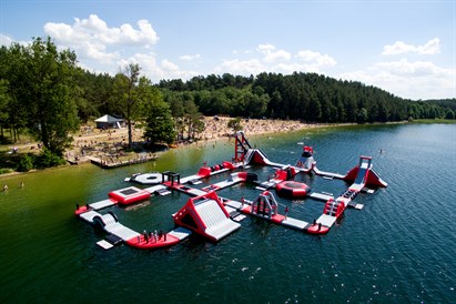 Pašėlusios pramogos vandens batutų parke