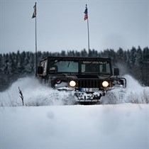 Vairuok agresyvųjį HUMMER H1 bekelėje