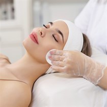 Pigmentaciją mažinanti veido procedūra HIKARI