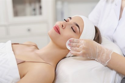 Pigmentaciją mažinanti veido procedūra HIKARI