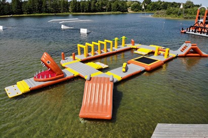 Pramogos vandens batutų parke dviem