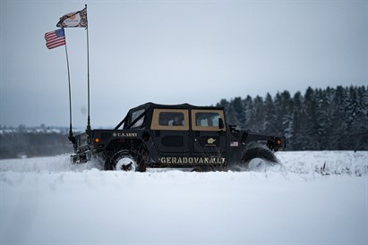 Vairuok agresyvųjį HUMMER H1 bekelėje