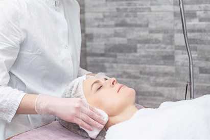 Pigmentaciją mažinanti veido procedūra HIKARI